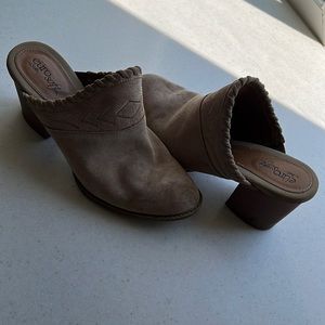 Euro Soft by Sofft -Tan Ancle Boots (open back) ✨